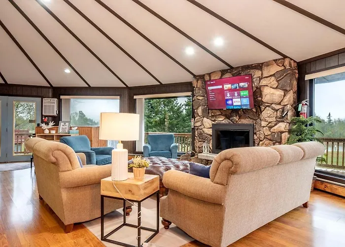 Stunning Cabin Getaway Perfect For Large Groups Situated In Boyne Falls, Michigan